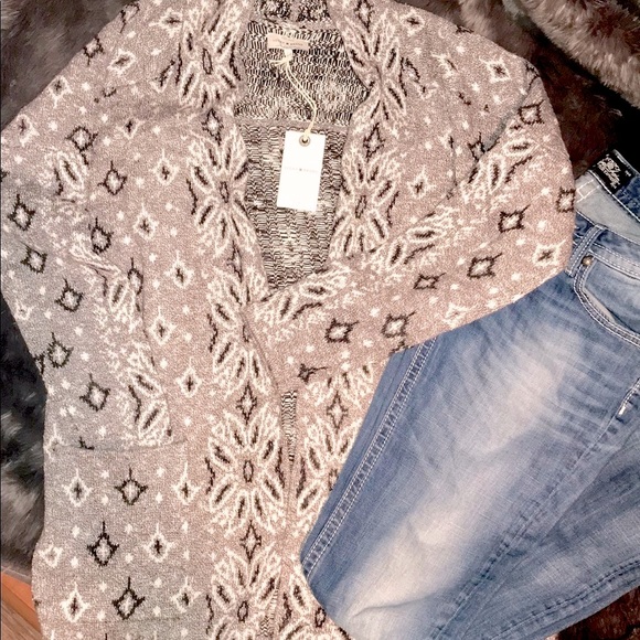 Lucky Brand Sweaters - 🔷🔷Last Chance Listing being Removed 2/1 🖤HP🖤 Lucky Brand Grey Knit Cardigan